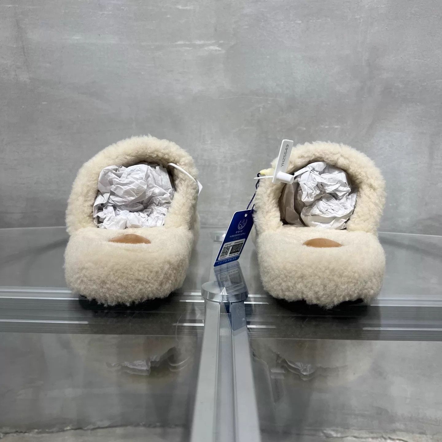 Celine Celine Triomphe Plush Slippers Cream 38 Size US 7.5 / IT 37.5 - 6 Thumbnail