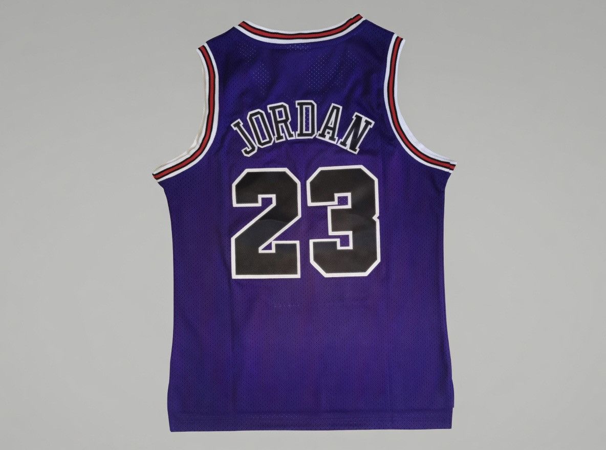 NBA Retrò Maglia Michael Jordan #23 Viola - M Size US M / EU 48-50 / 2 - 3 Thumbnail