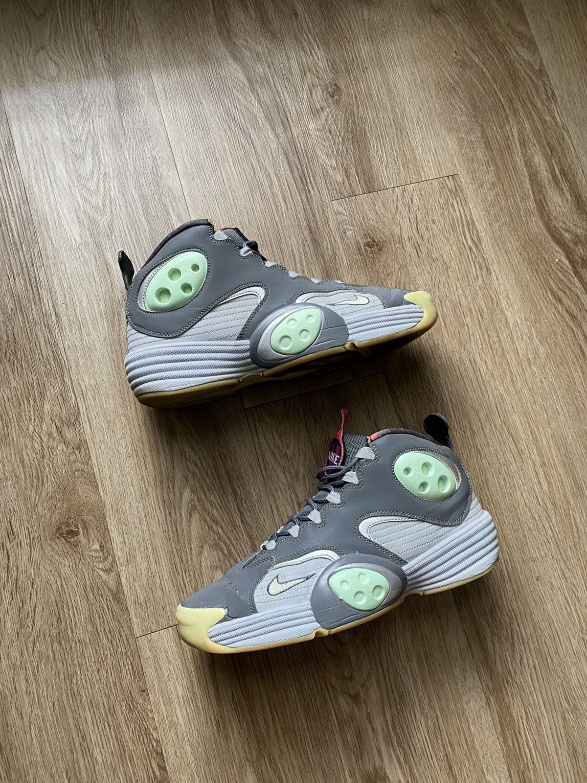 Nike NIKE FLIGHT ONE NRG GALAXY 2012 Size US 10 / EU 43 - 4 Thumbnail