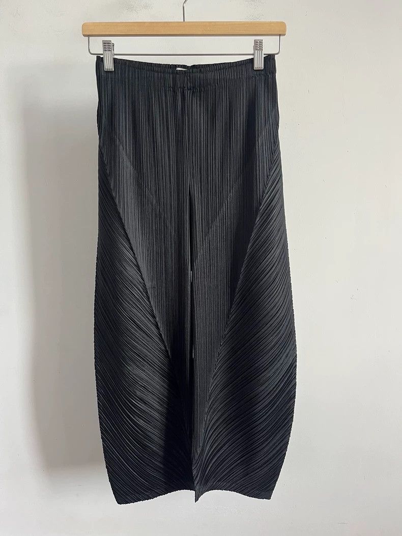Issey Miyake Issey Miyake size:4 Black pleated trousers Size 22" - 1 Thumbnail