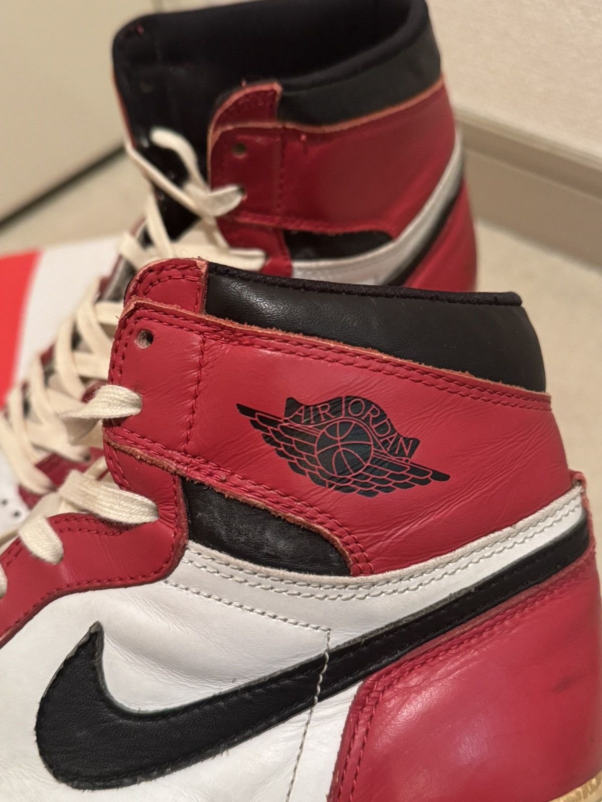 Jordan Brand very rare Nike Air Jordan 1 Retro High "Chicago" (1994) Size US 10 / EU 43 - 9 Thumbnail