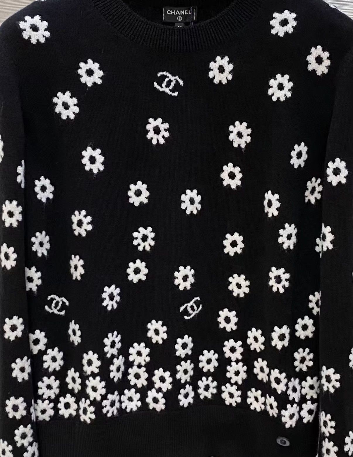 Chanel Chanel Classic Black & White Daisy Cashmere Sweater J33 Size XS / US 0-2 / IT 36-38 - 2 Thumbnail