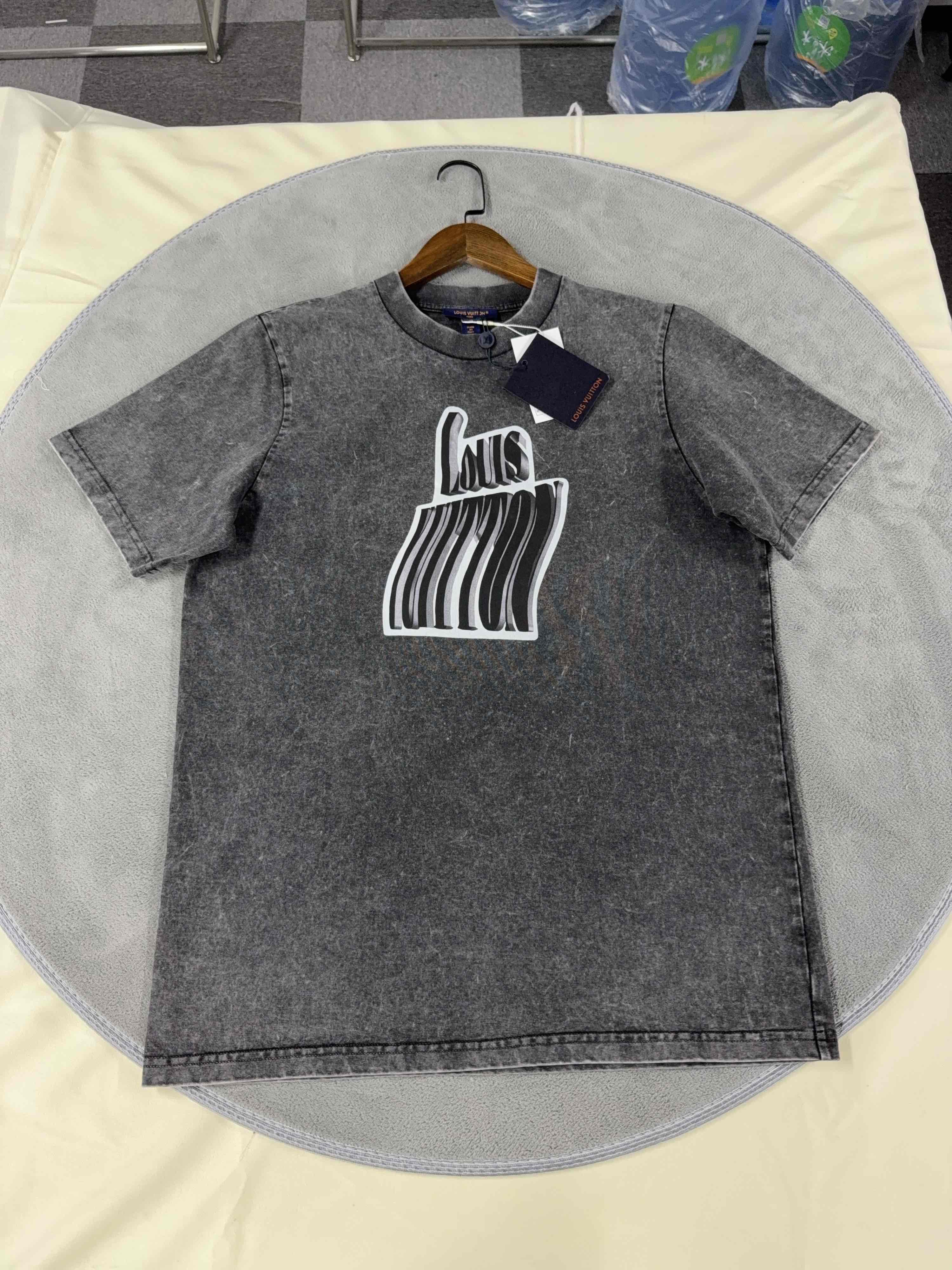 Louis Vuitton Louis Vuitton Logo Graphic T-Shirt Gray Size M Size US M / EU 48-50 / 2 - 1 Thumbnail