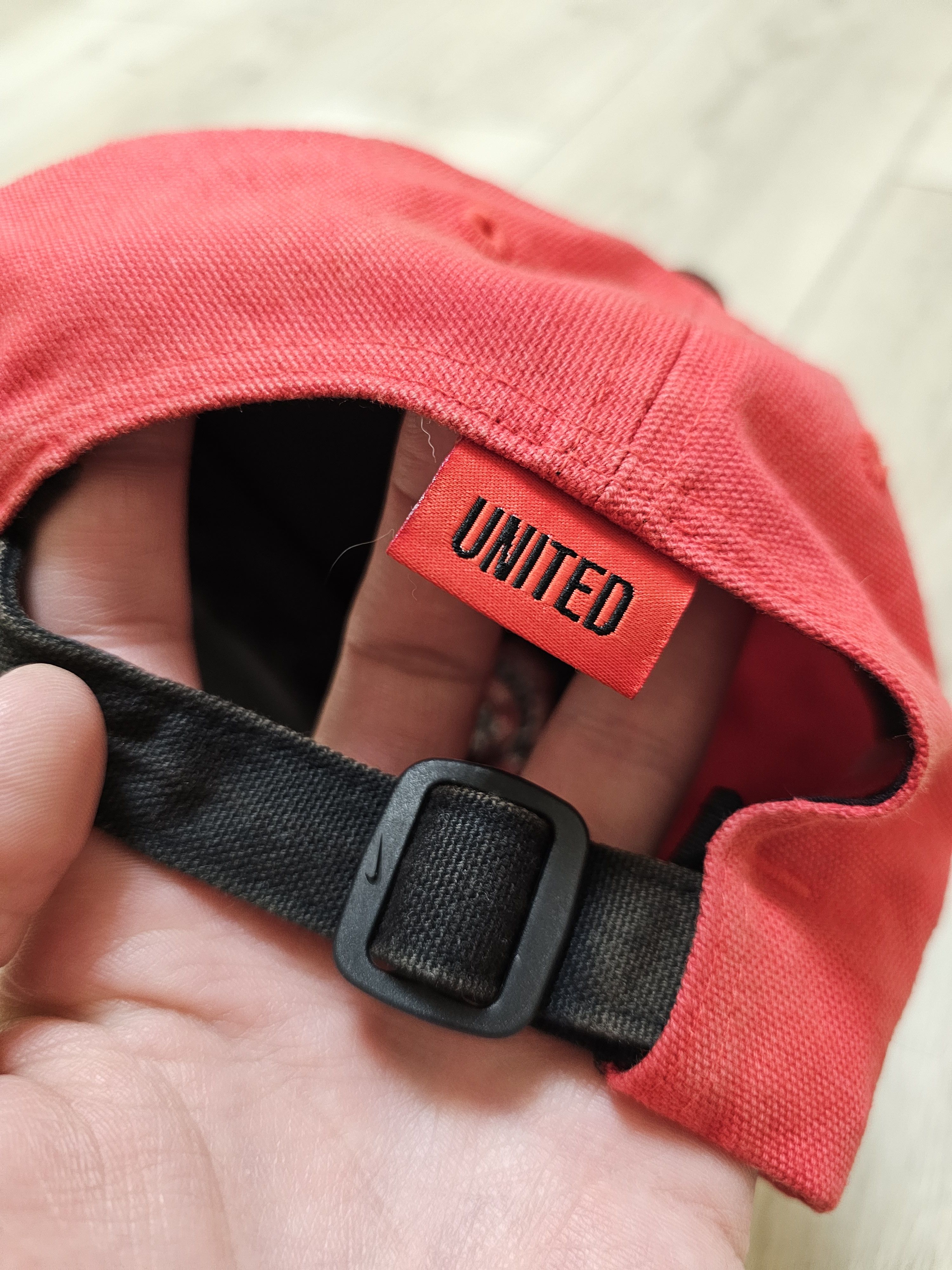 Nike MANCHESTER UNITED CAP VINTAGE RED CAP FOOTBALL HAT SOCCER Size ONE SIZE - 7 Thumbnail