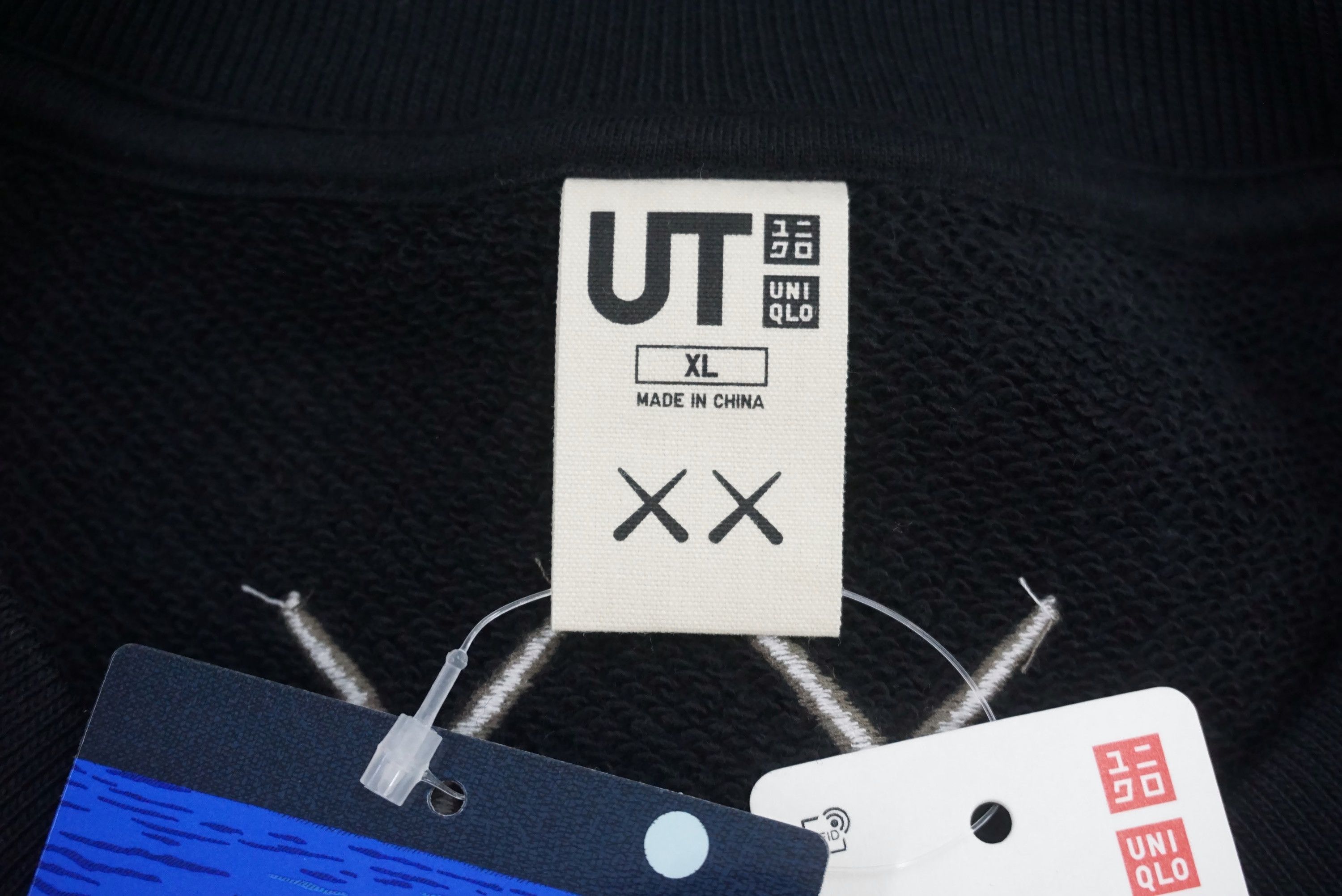 Kaws × Uniqlo Family Portrait Graphic Uniqlo x KAWS 2023 UT Sweatshirt Size US XL / EU 56 / 4 - 7 Thumbnail
