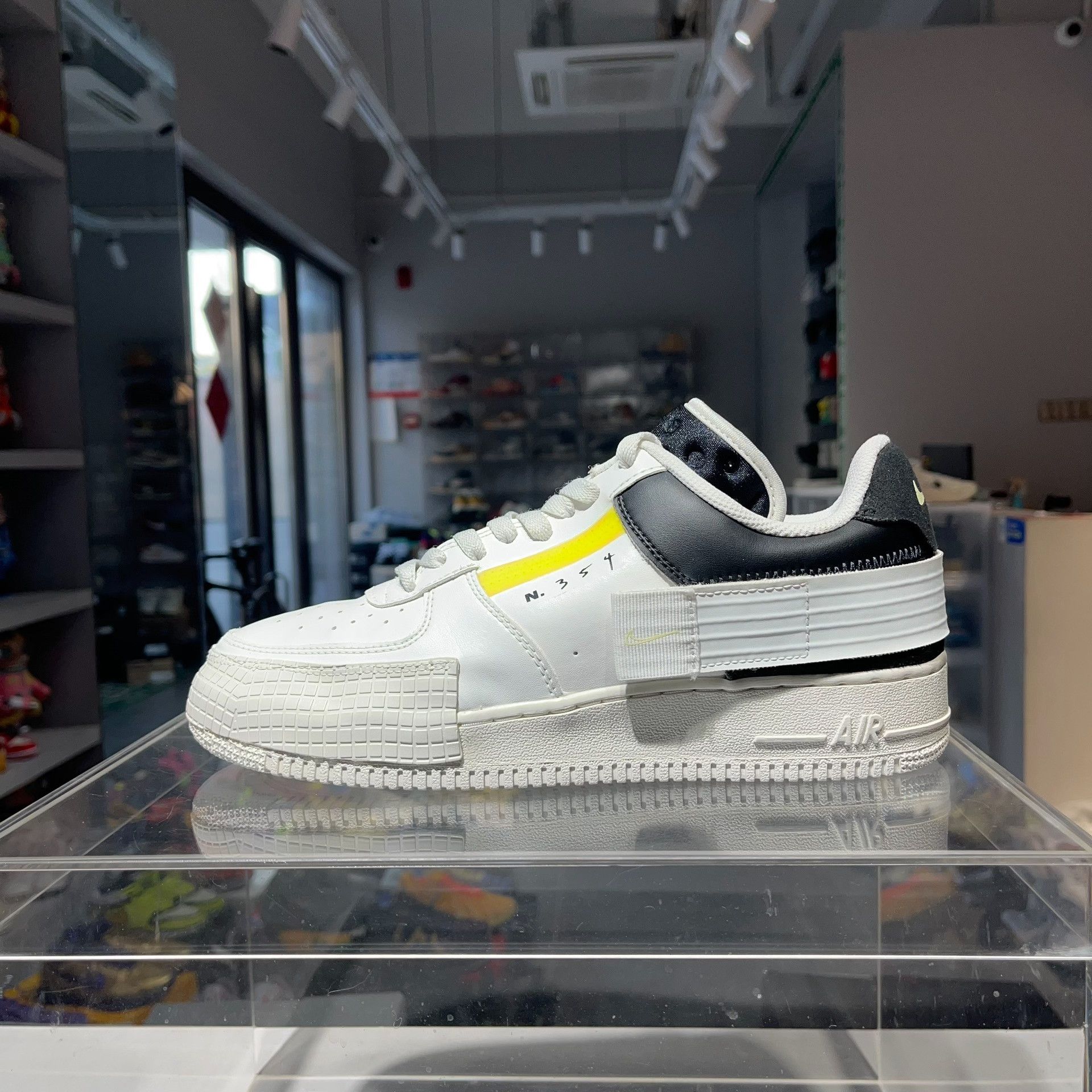 Nike Nike AIR FORCE 1 Yellow Lowtop Sneakers 9.5 Men Size US 9.5 / EU 42-43 - 1 Thumbnail