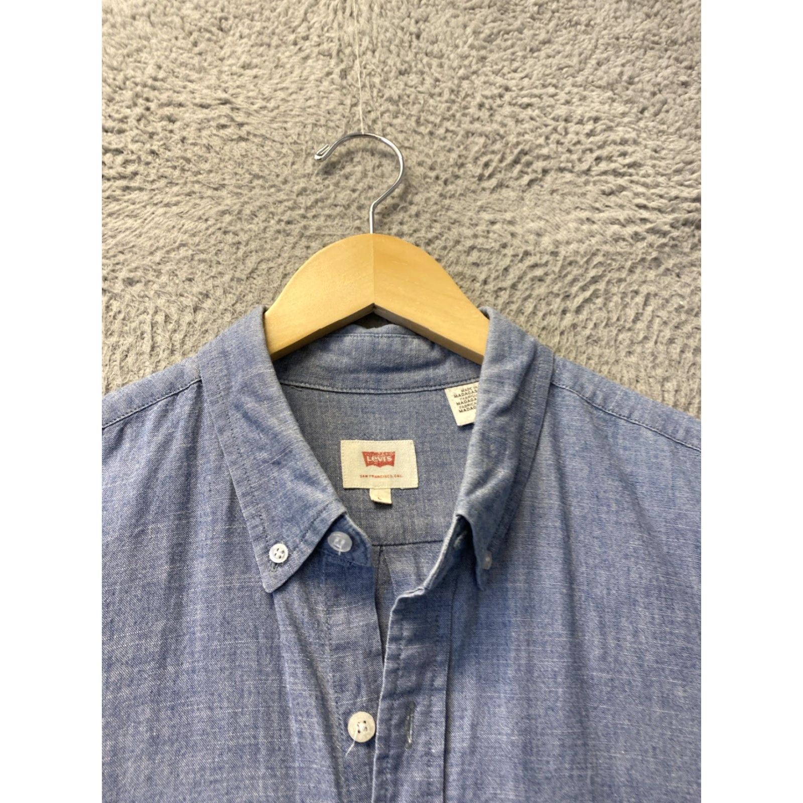 Levi's VINTAGE Levi's Chambray Button-Up Shirt Mens Long Sleeve Size L Blue Lightweight Casual Size US L / EU 52-54 / 3 - 3 Thumbnail