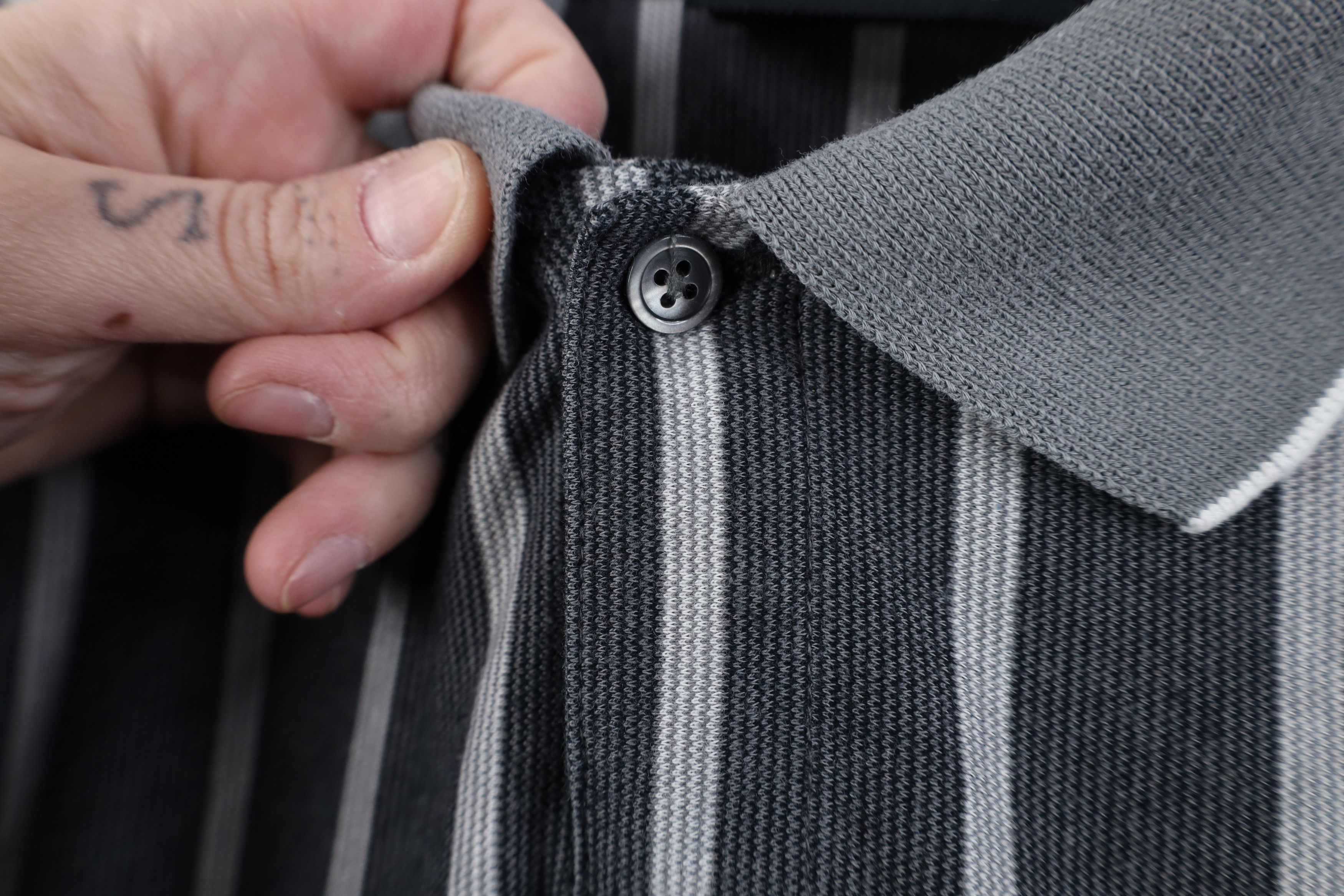 Vintage Vintage 90s Streetwear Striped Knit Golf Polo Shirt Gray Size US M / EU 48-50 / 2 - 8 Thumbnail