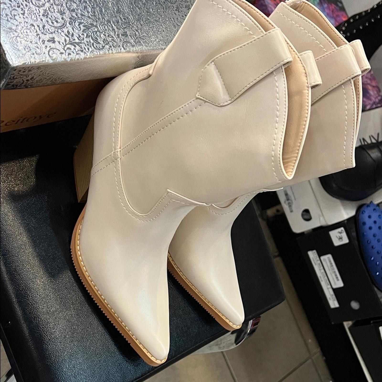 Other Chic Cream Heeled Boots Size US 7.5 / IT 37.5 - 2 Thumbnail