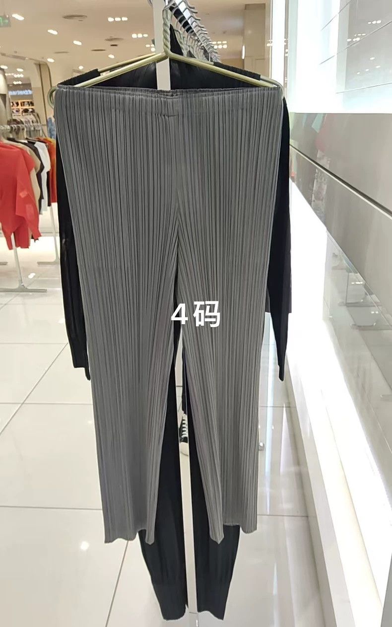 Issey Miyake Issey Miyake size:4 Grey pleated trousers Size 31" - 1 Thumbnail