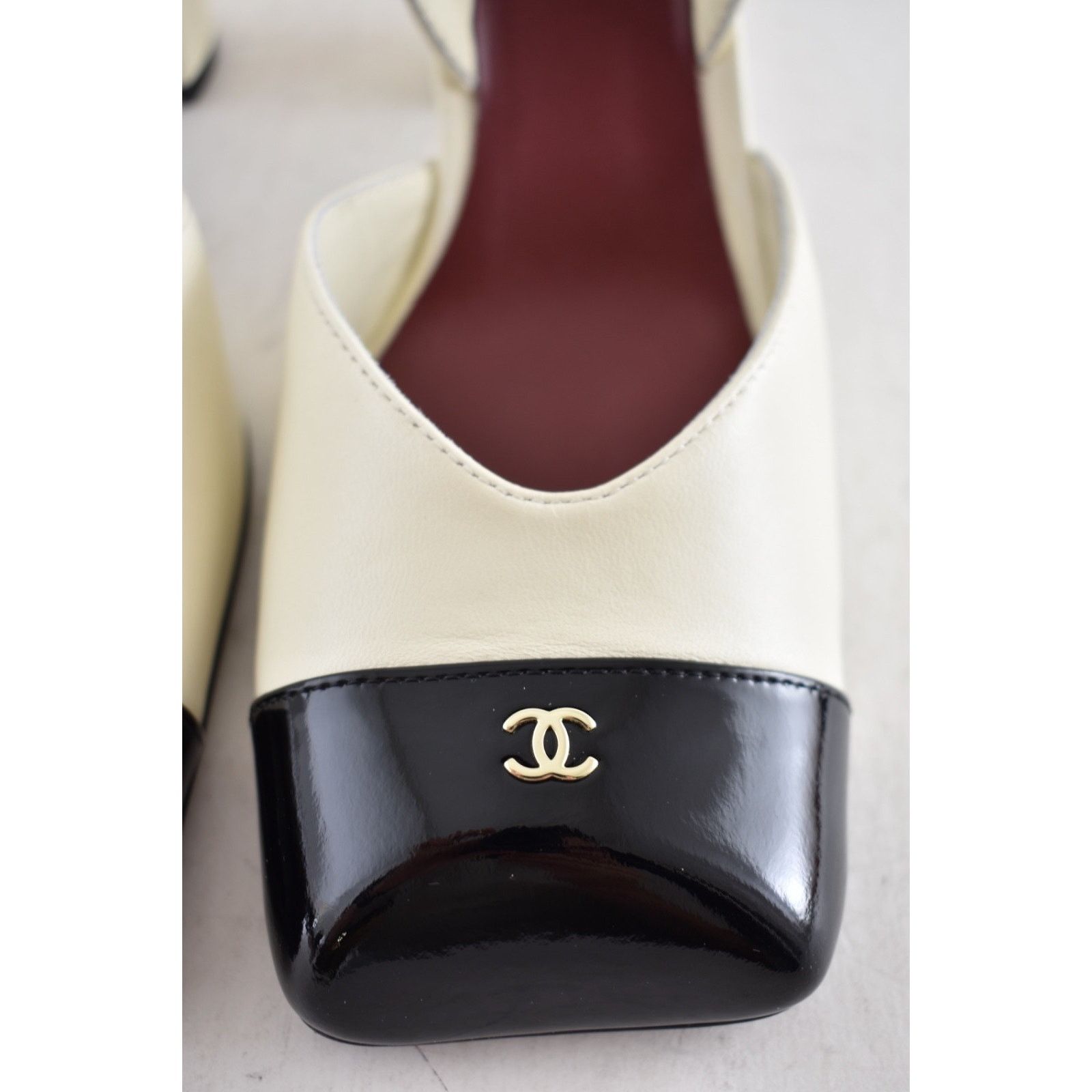 Chanel Chanel 26S Ivory Black Square Toe CC Slingback Pump 39.5 Size US 9.5 / IT 39.5 - 14 Thumbnail