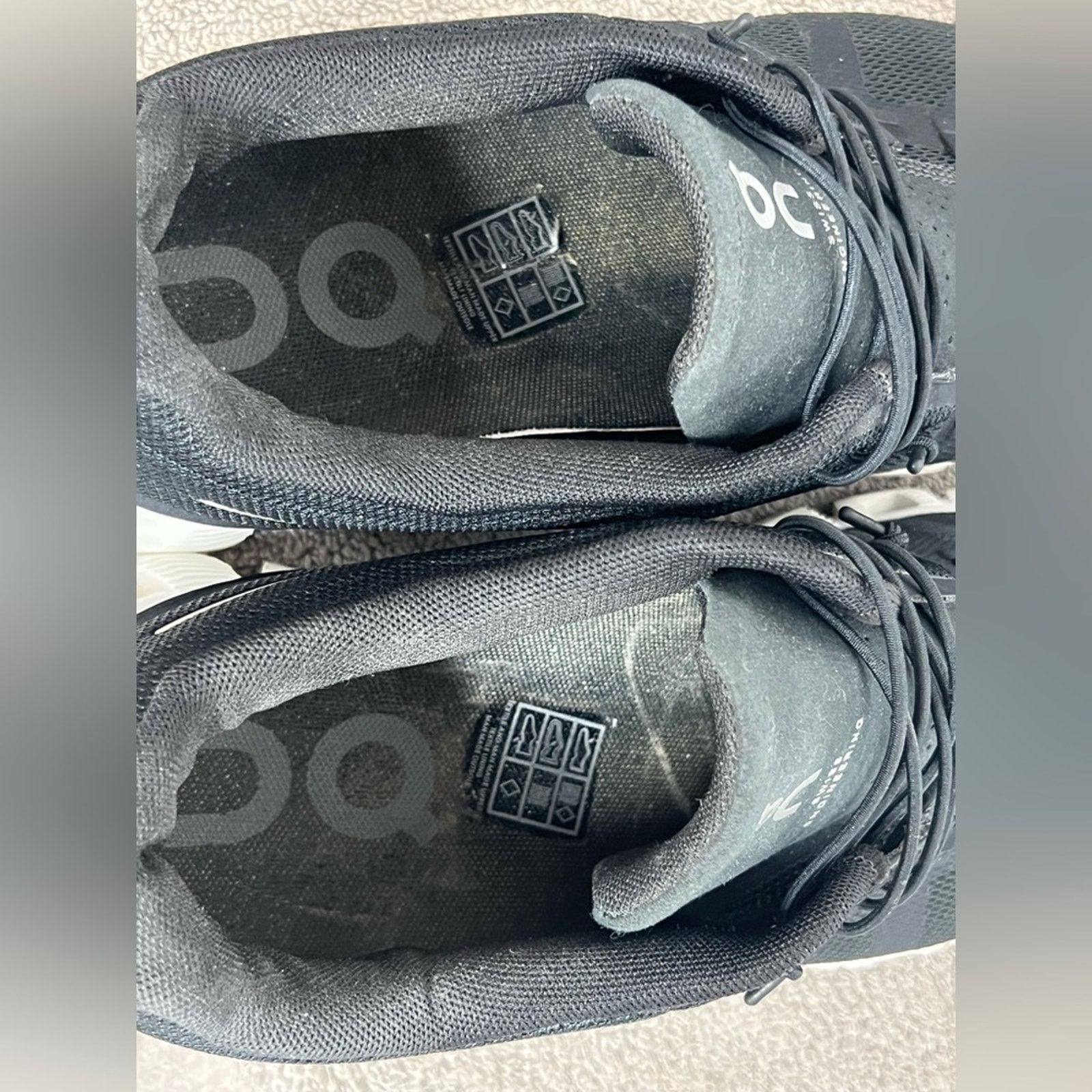 On Women's On Cloud 5 'Black/White' Sneakers - Size 9.5 CLEAN Size US 9.5 / IT 39.5 - 10 Thumbnail