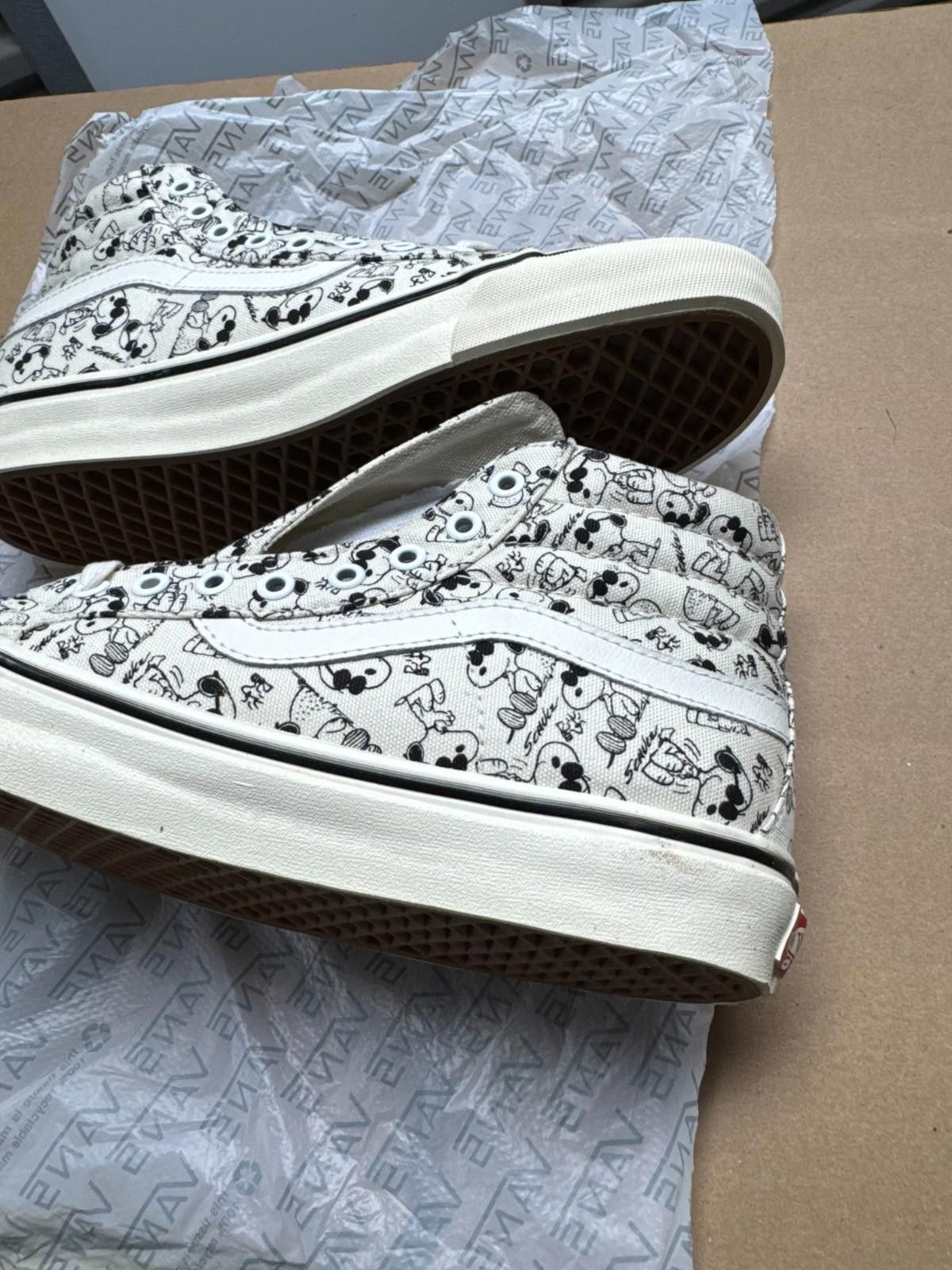 Vans Vans Snoopy Sk8 Hi Size 9.5 LX Vault White Size US 9.5 / EU 42-43 - 4 Thumbnail