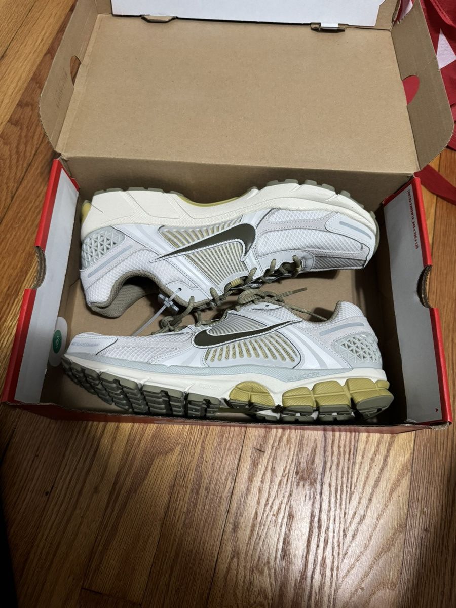 Nike Nike Zoom Vomero 5 Size US 12 / EU 45 - 1 Thumbnail