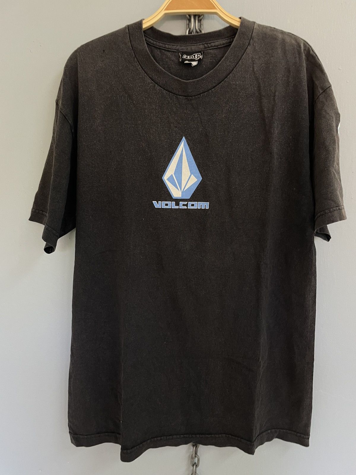 Vintage Vintage Y2K Volcom sunfaded t shirt Size US L / EU 52-54 / 3 - 3 Thumbnail