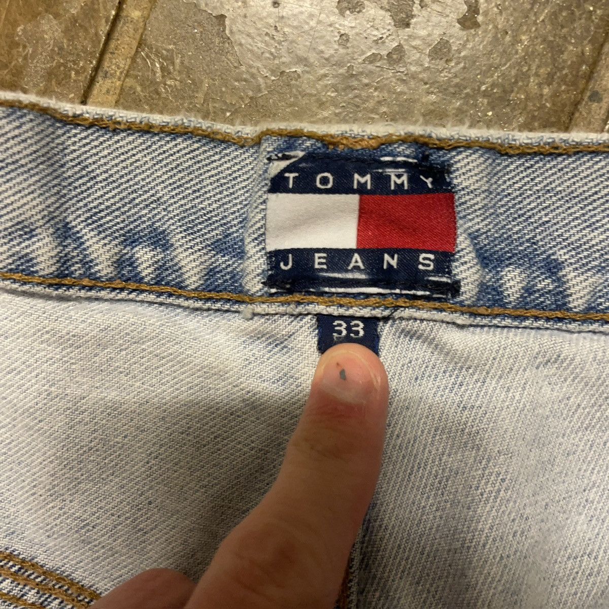 Vintage Vintage 1990’s Distressed & Worn Tommy Hilfiger Shorts Size US 32 / EU 48 - 7 Thumbnail