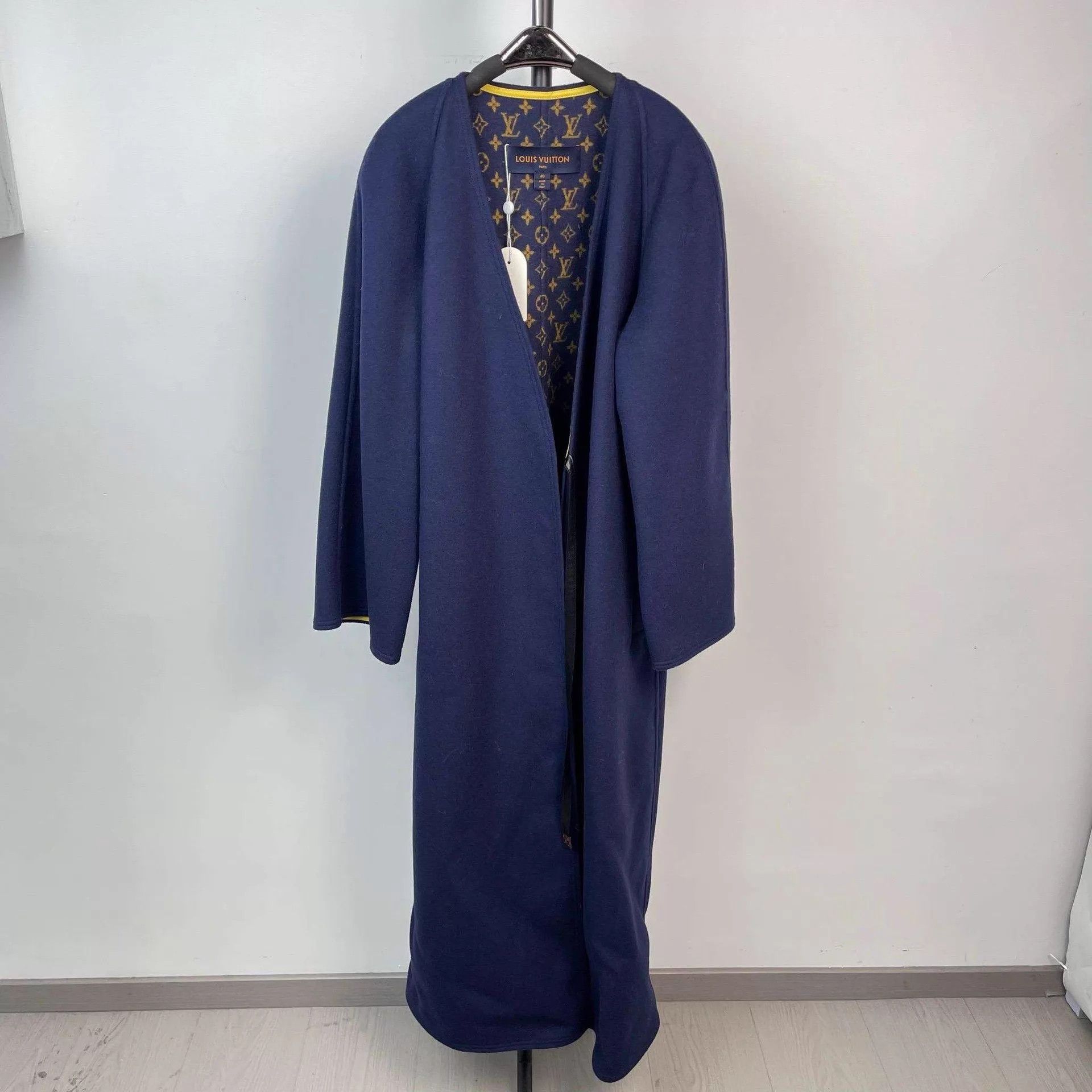 Louis Vuitton Louis Vuitton Monogram print navy lining long coat 40 Size M / US 6-8 / IT 42-44 - 1 Thumbnail