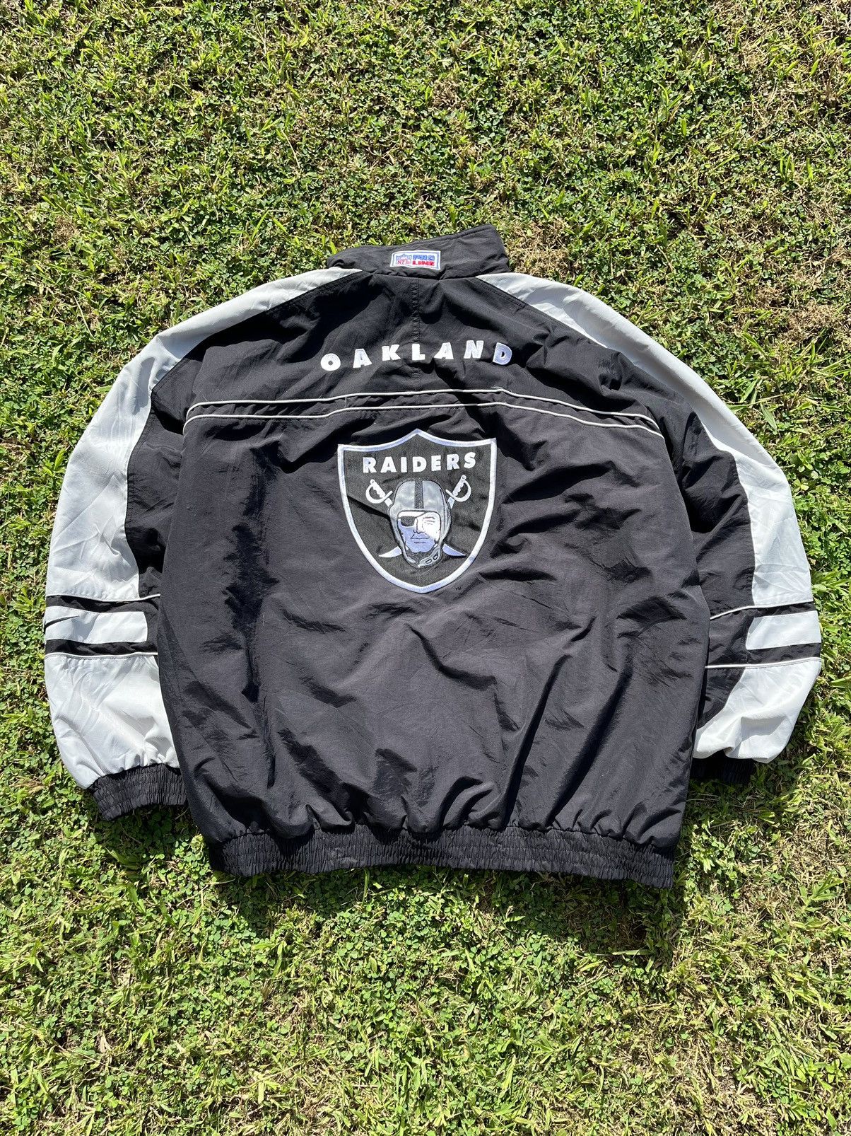 Nike Vintage Nike Team Raiders NFL Pro Line Puffer Jacket Size US XL / EU 56 / 4 - 4 Thumbnail