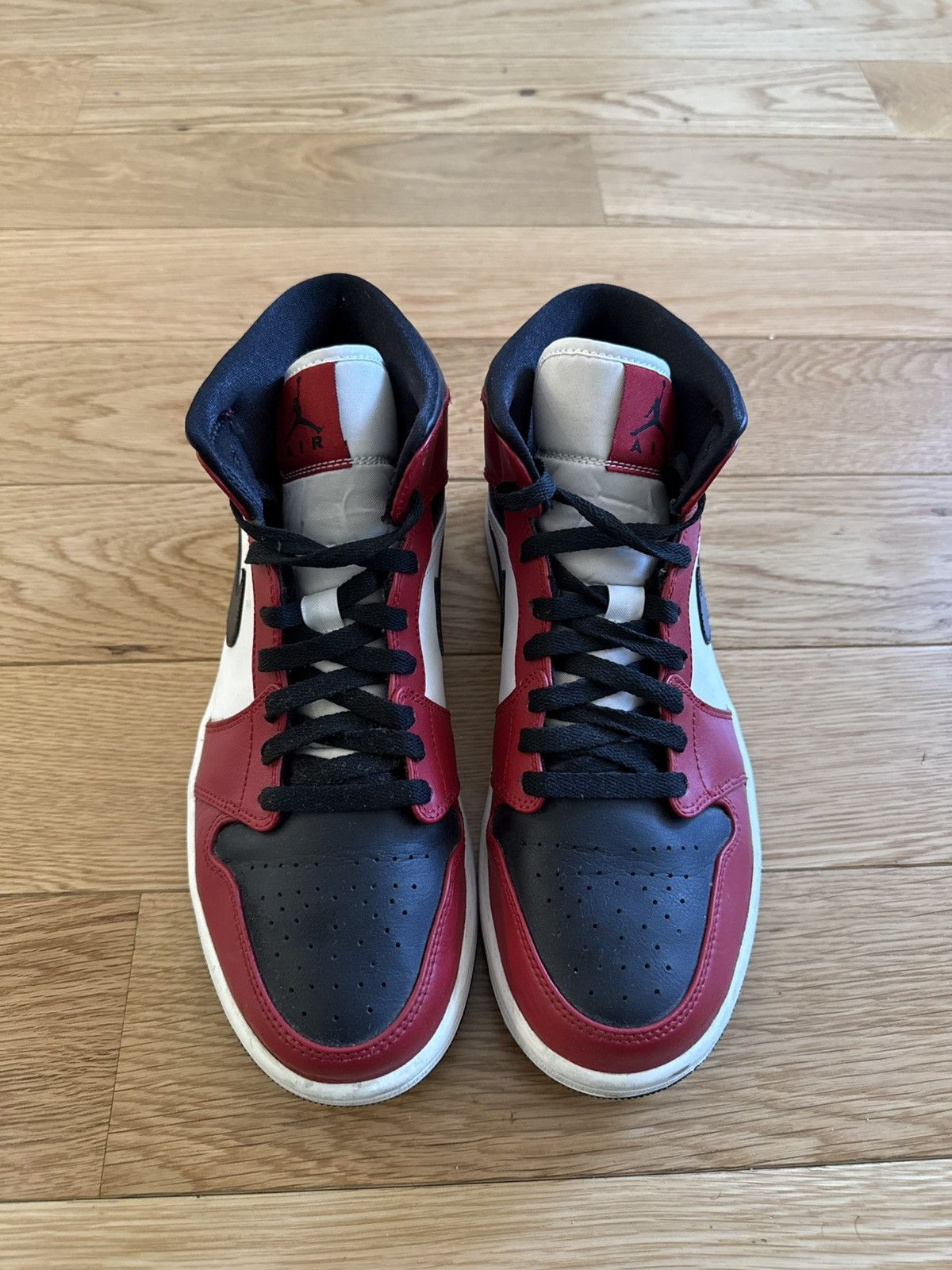 Jordan Brand Air Jordan 1 Mid 'Chicago Black Toe' Size US 9.5 / EU 42-43 - 1 Thumbnail