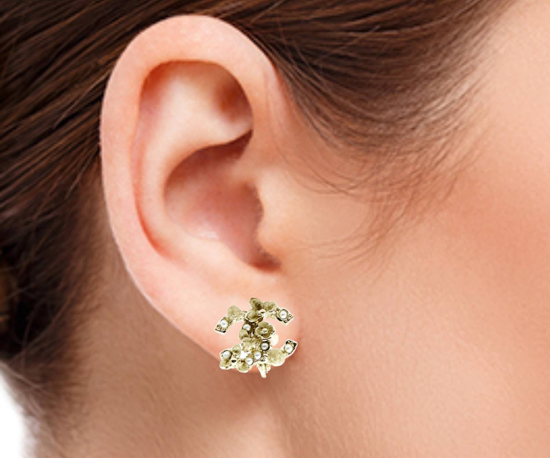 Chanel Chanel Gold CC Mini Pearl Mini Flowers Clip on Earrings Size ONE SIZE - 2 Thumbnail