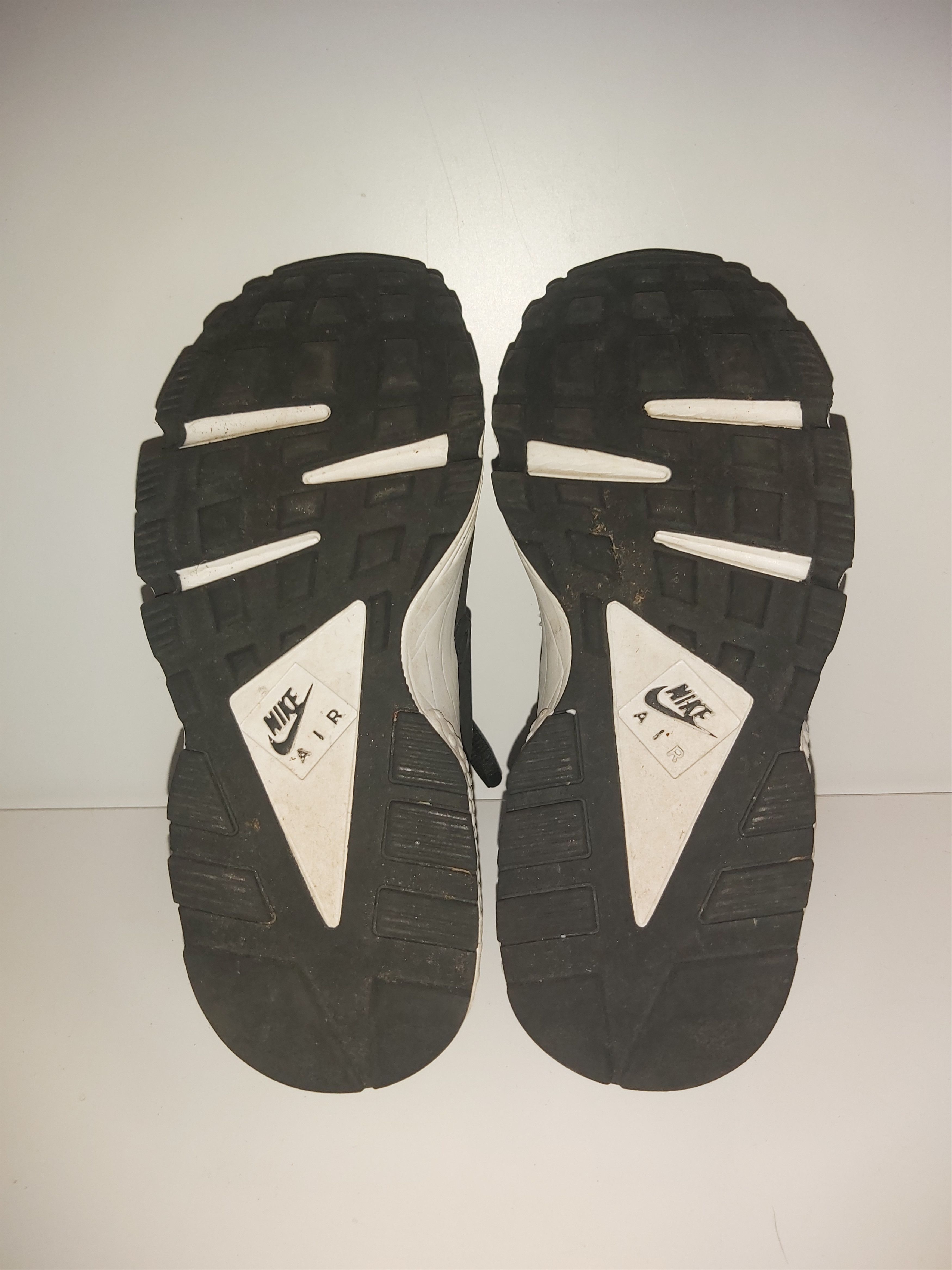 Nike 35,5eur 5us NIKE AIR HUARACHE WMNS "Black-White" 634835-006 Size US 5 / IT 35 - 15 Thumbnail