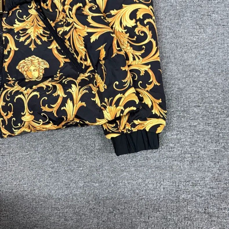 Versace Versace Baroque full print waist down jacket Size L / US 10 / IT 46 - 4 Thumbnail