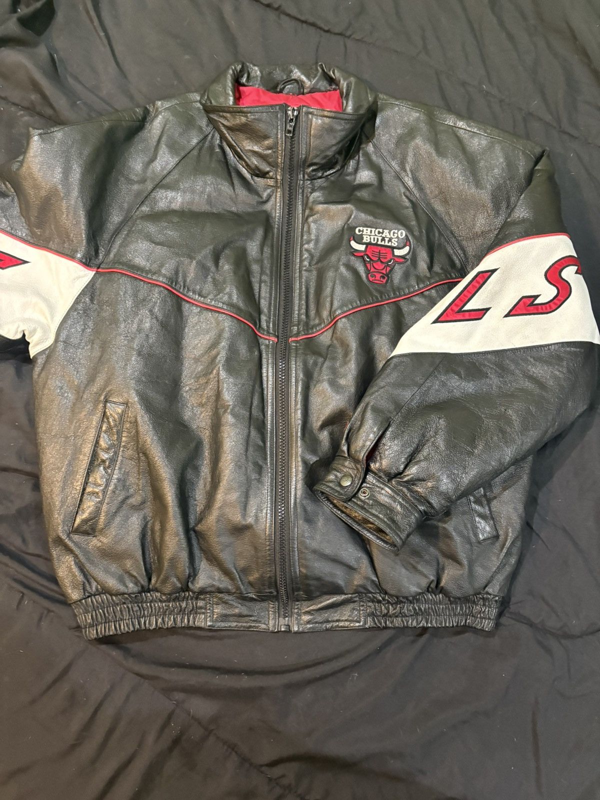 NBA Vintage 90s Pro Player Leather Chicago Bulls Jacket – NBA Size US XL / EU 56 / 4 - 6 Thumbnail