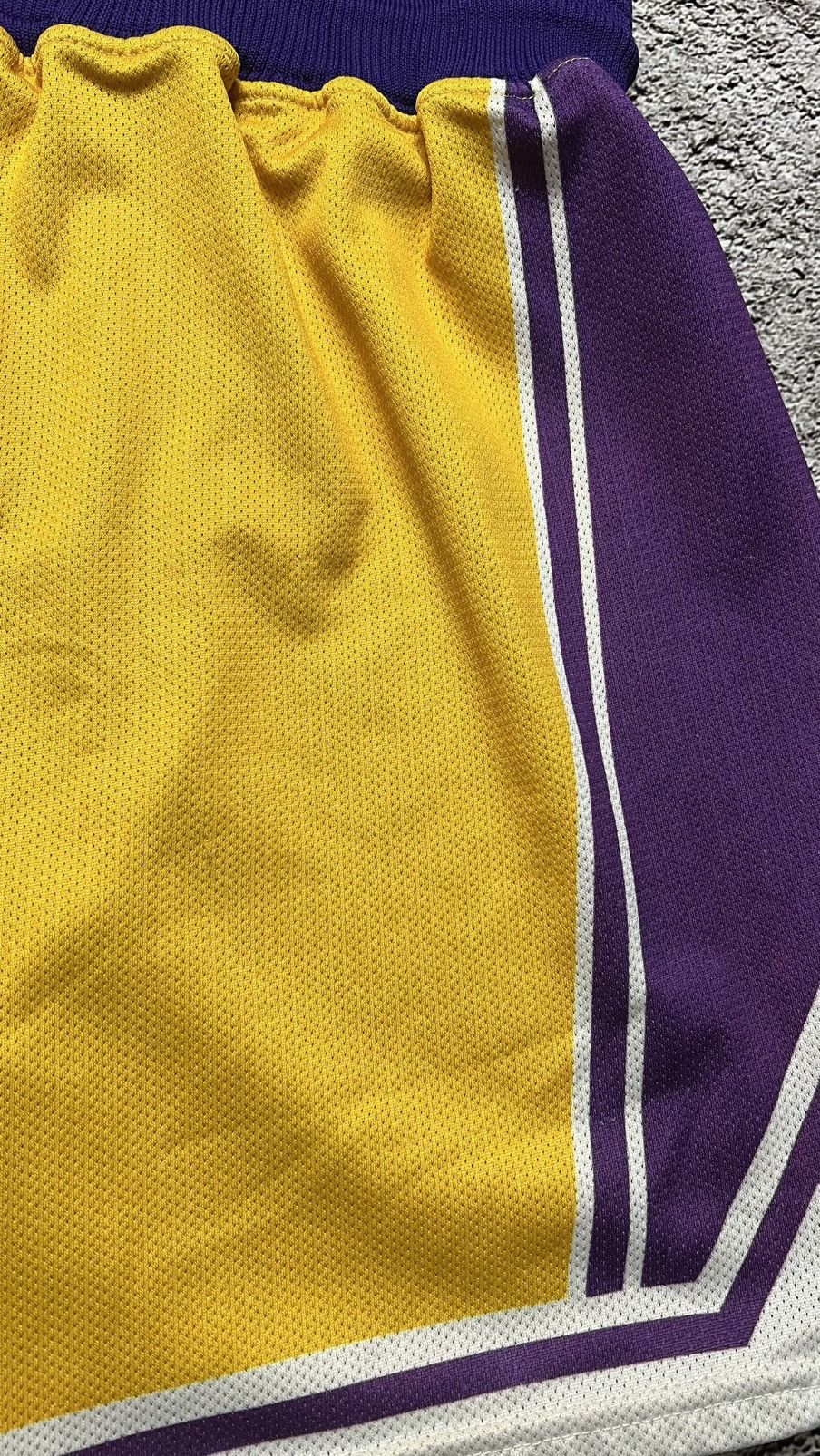 Champion VTG 90’s Los Angeles Lakers NBA Kobe Bryant champion shorts Size US 30 / EU 46 - 4 Thumbnail