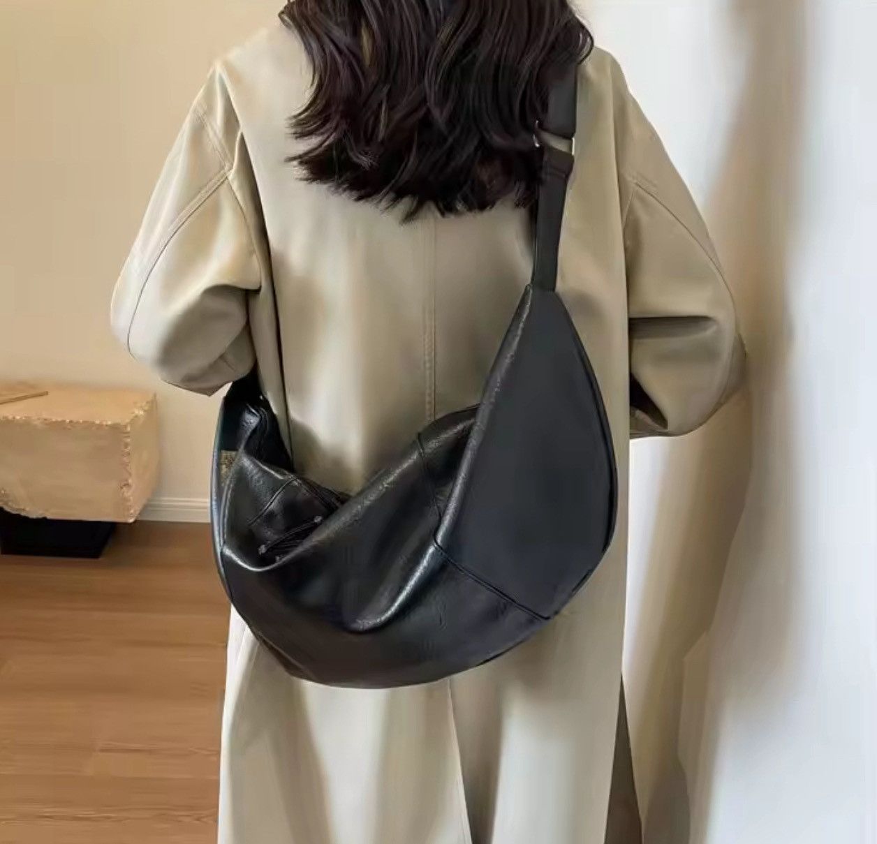 Vintage Stylish Black Leather Shoulder Bag | Trendy Hobo Style Size ONE SIZE - 3 Thumbnail