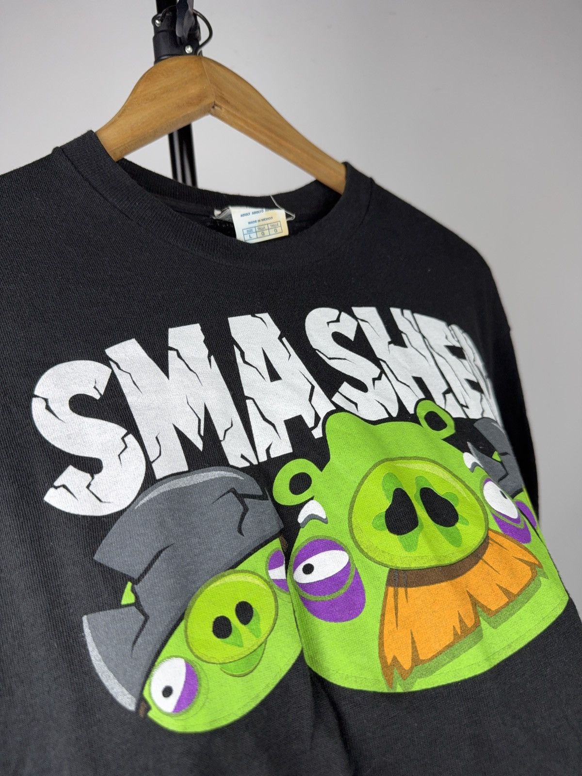 Vintage 00s Angry Birds Game “Smashed” Pigs Graphic Tee Black L Size US L / EU 52-54 / 3 - 6 Thumbnail