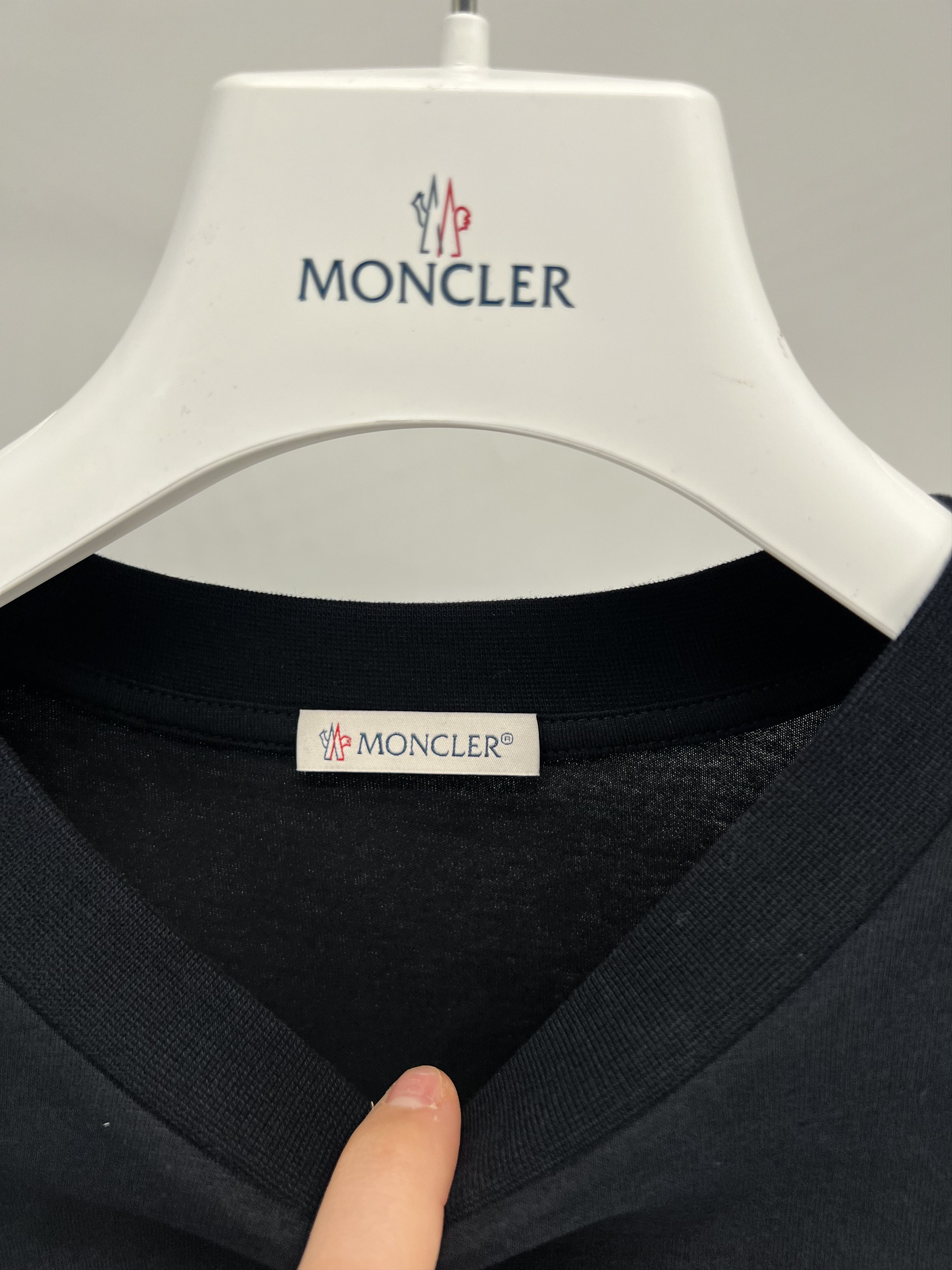 Moncler Moncler Long Sleeve T-shirt Size S RRP $450 Size US S / EU 44-46 / 1 - 3 Thumbnail