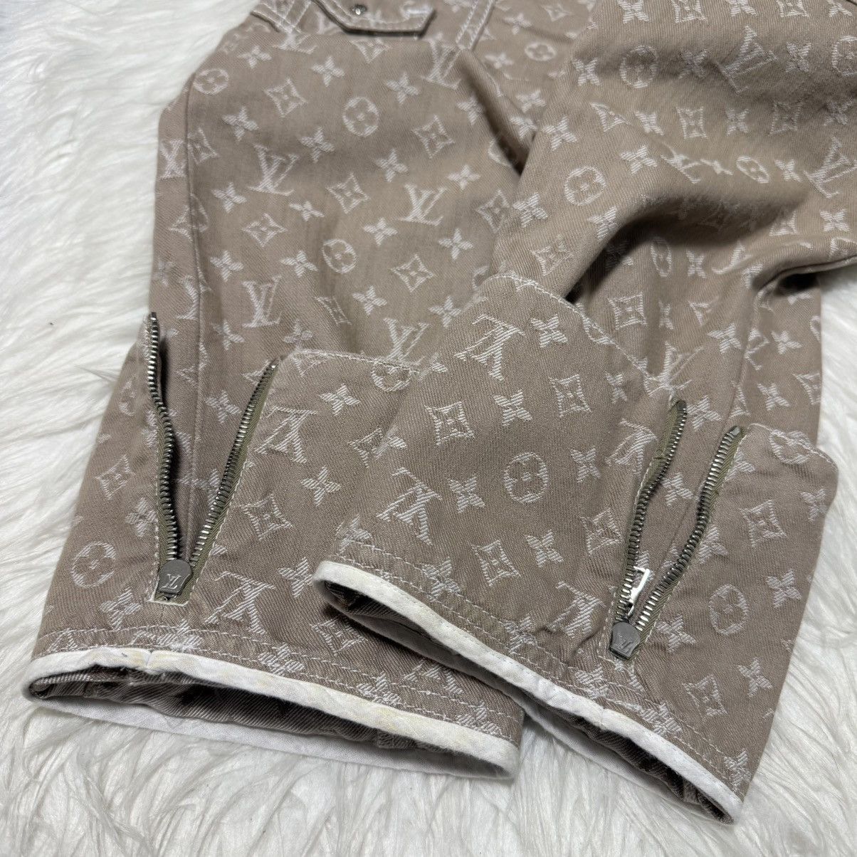 Louis Vuitton Authentic Louis Vuitton Leather Patch Monogram Jeans 36 Size 25" / US 0 / IT 36 - 11 Thumbnail