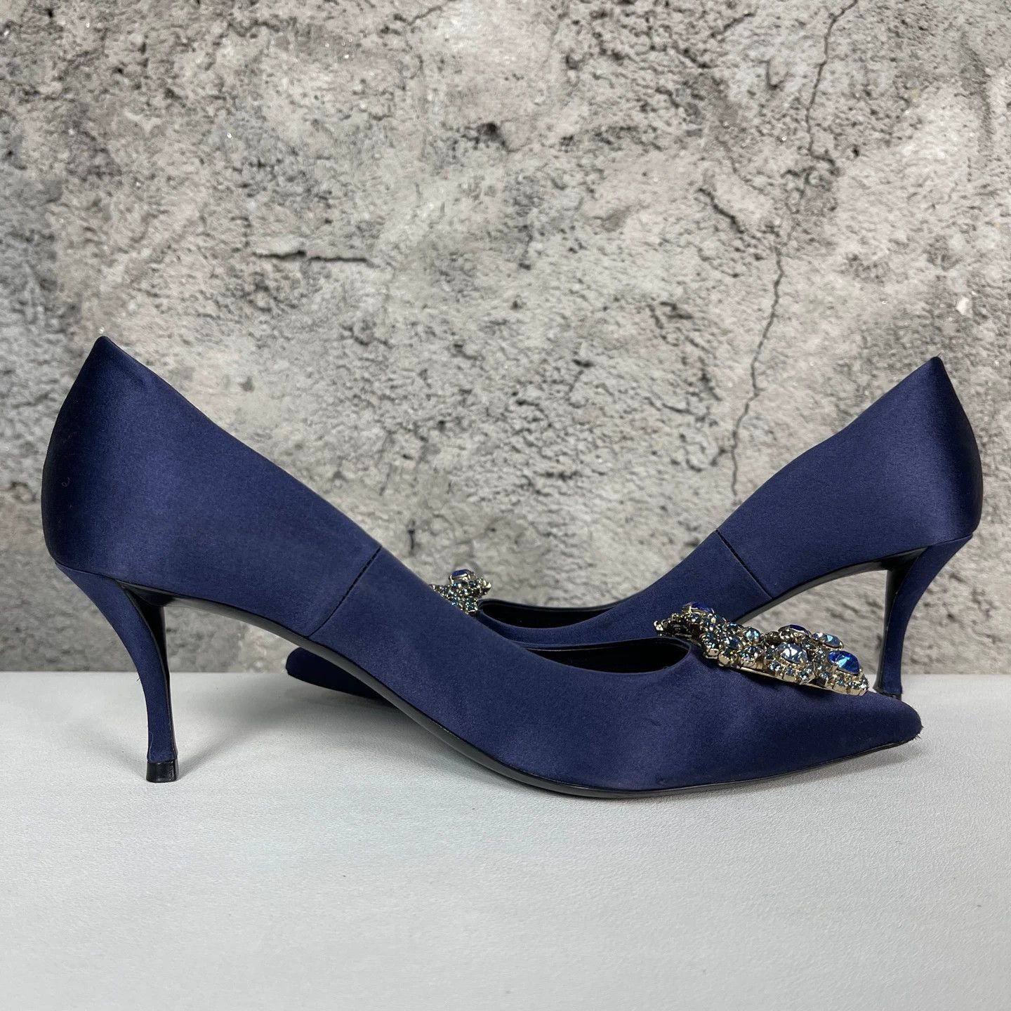 Roger Vivier Roger Vivier RV Crystal Buckle Pumps 36.5 Size US 6 / IT 36 - 5 Thumbnail