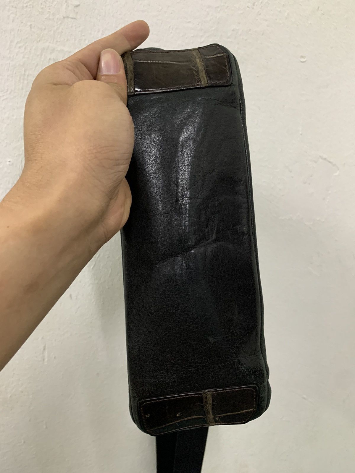 Japanese Brand Leather Sling Bag Liore Size ONE SIZE - 7 Thumbnail