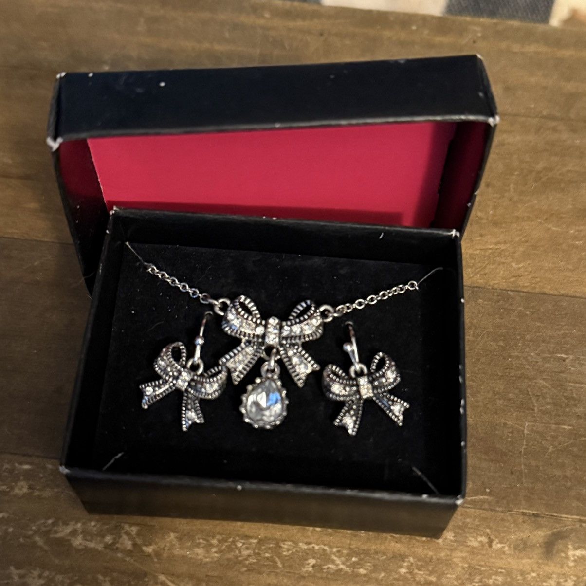 Other Avon marcasite/rhinestone bow necklace and earrings set Size ONE SIZE - 2 Thumbnail