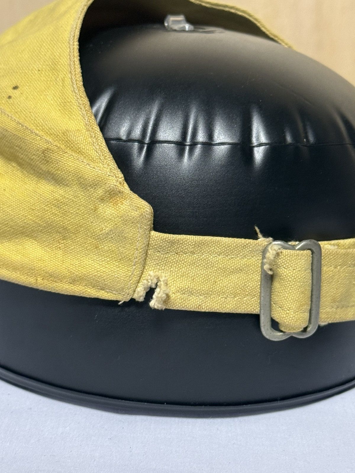 Vintage vintage yellow cap branding for White Horse Scotch Whisky. Size ONE SIZE - 9 Thumbnail