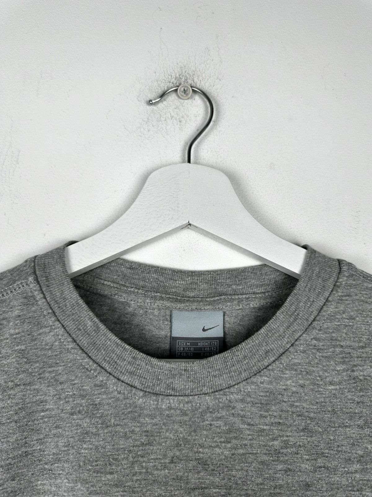 Nike Vintage Nike Mini Swoosh Logo T Shirt Tee Y2K Center Size US M / EU 48-50 / 2 - 4 Thumbnail