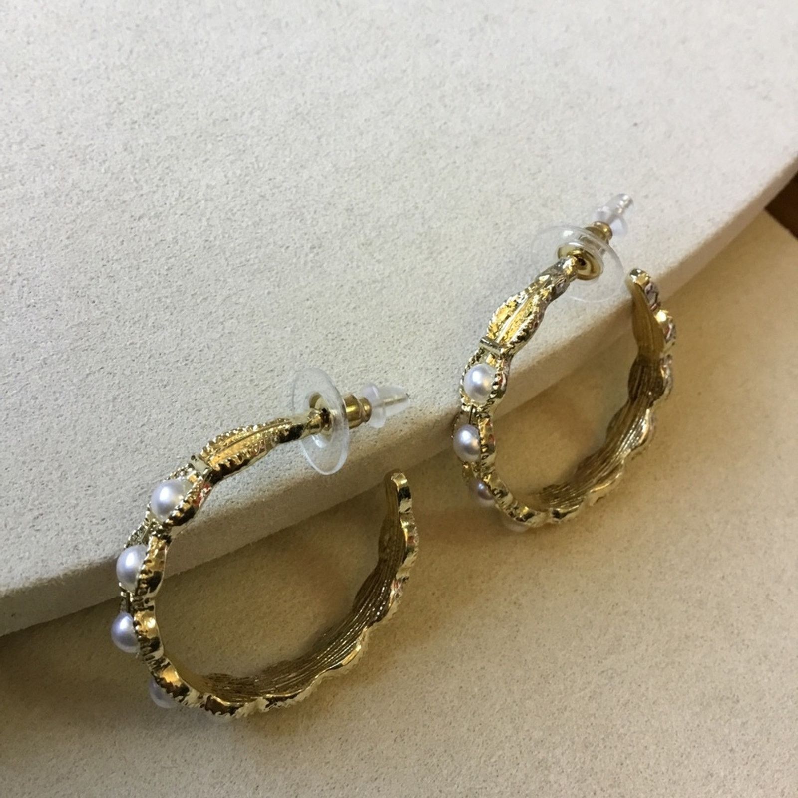 Other Elegant Gold Pearl Scalloped Hoop Earrings Size ONE SIZE - 11 Thumbnail