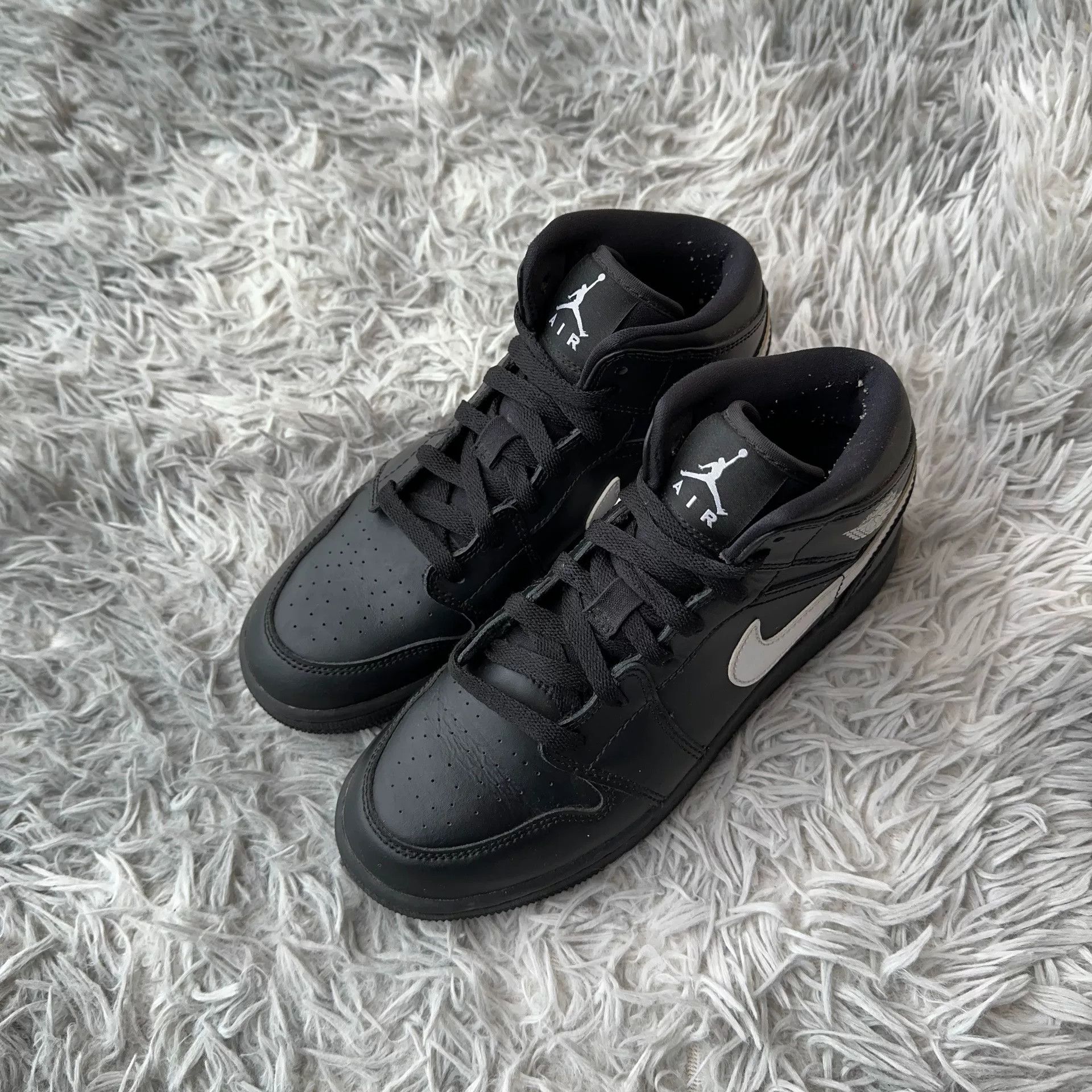 Nike Nike Black Lowtop Sneakers 37 Men Size US 5 / EU 37 - 1 Thumbnail