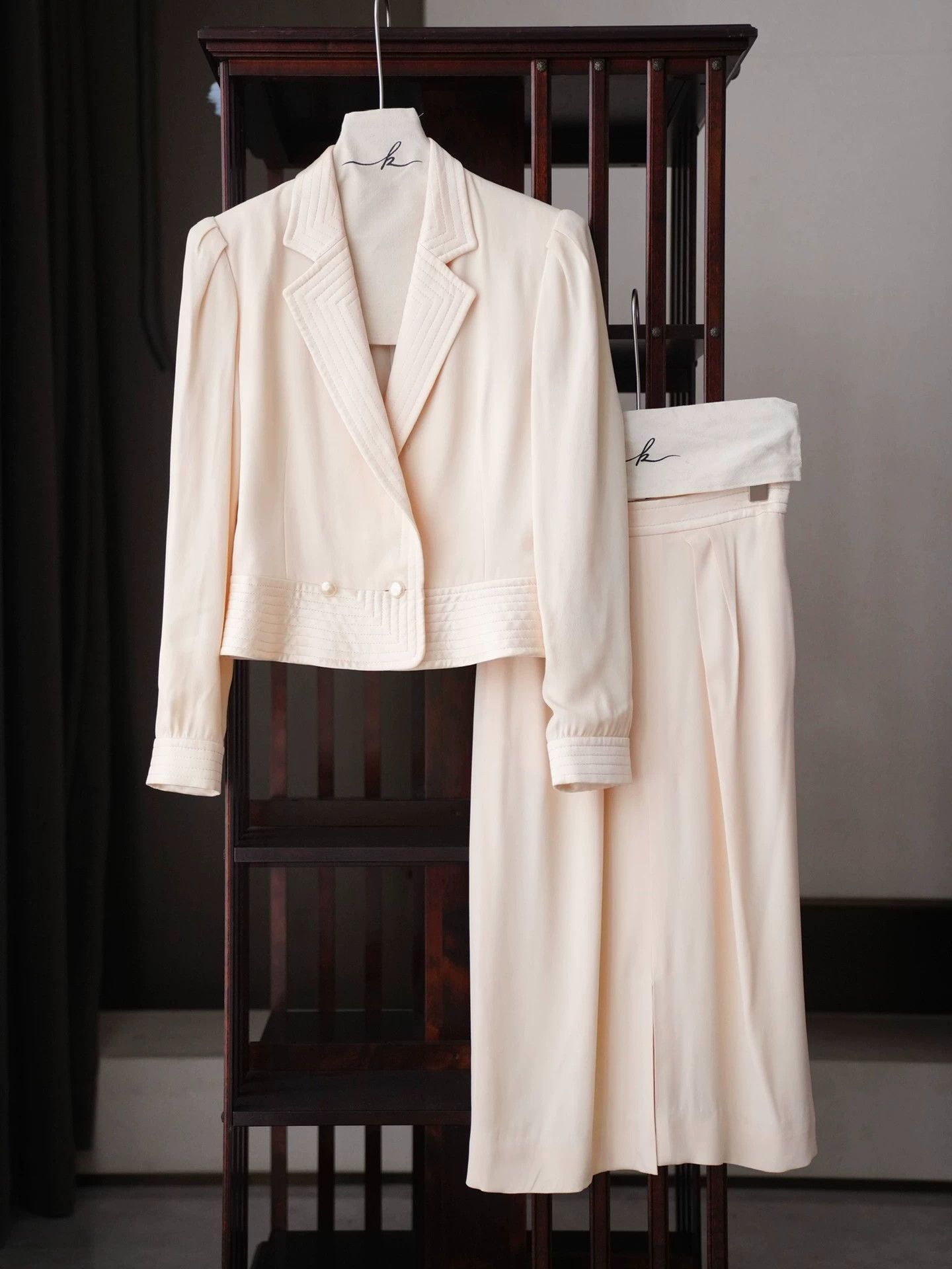 Louis Feraud LOUIS FERAUD Vintage Cream Pearl Button Skirt Suit FR38 Size S / US 4 / IT 40 - 2 Thumbnail