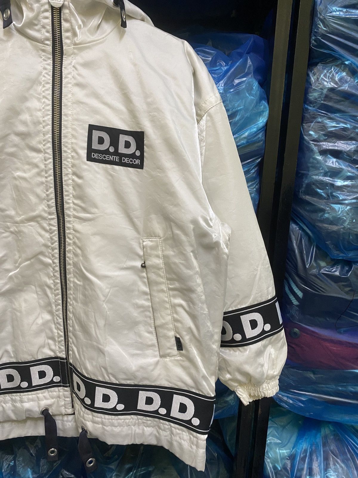 Descente Vintage Descente Decor D.D. Logo Tape Windbreaker White Size US L / EU 52-54 / 3 - 5 Thumbnail