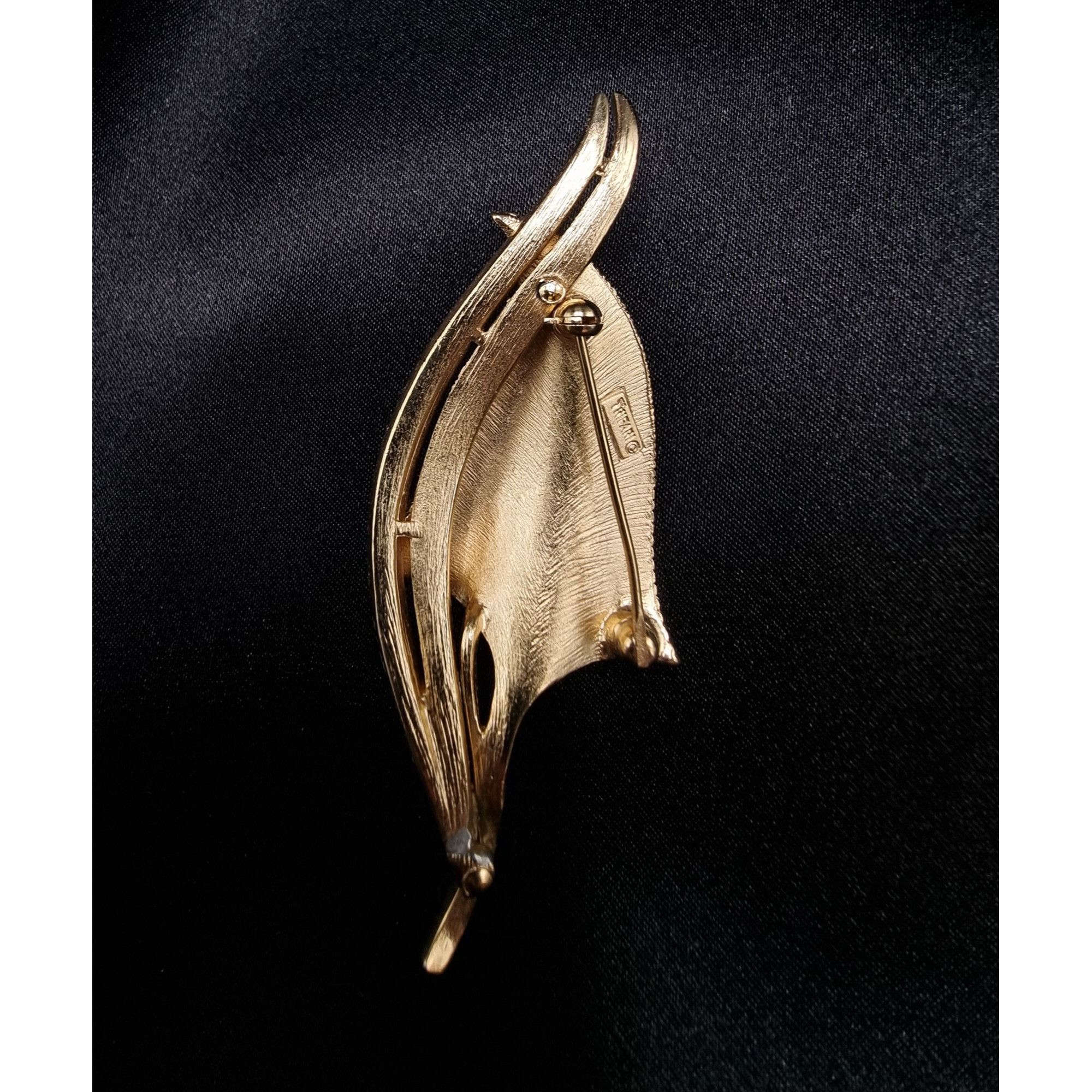 Vintage Vintage TRIFARI Signed 1960s Gold-Tone Leaf Brooch Elegant T Size ONE SIZE - 4 Thumbnail