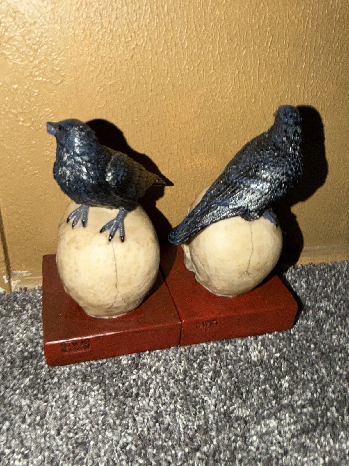 Other DWK Skull Bird Book End 2 Piece Set Used Pre Owned Size ONE SIZE - 3 Thumbnail