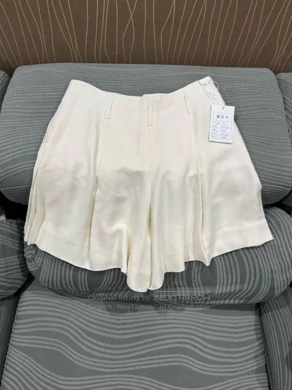 Chanel Chanel Ivory Silk Women's Shorts . Size 23" - 2 Thumbnail