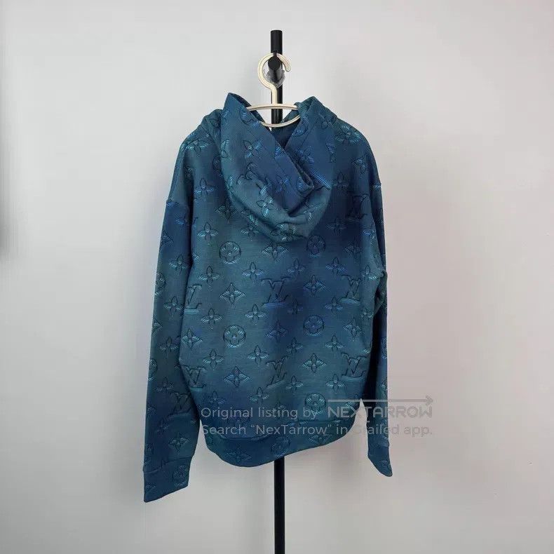 Louis Vuitton Louis Vuitton Blue gradient printed sweatshirt Size US M / EU 48-50 / 2 - 3 Thumbnail