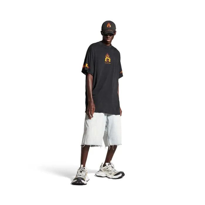 Balenciaga o1w1db10226 Burning Unity T-Shirt Oversized in Black Size US XXL / EU 58 / 5 - 6 Thumbnail