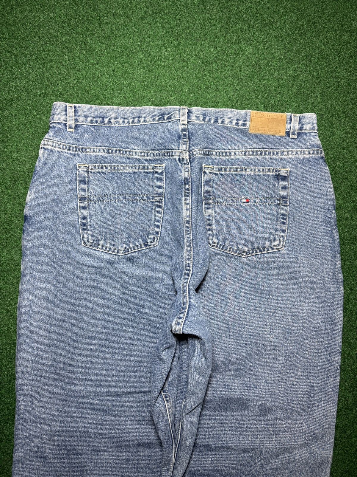 Tommy Hilfiger Vintage Tommy Hilfiger Relaxed Light Wash 40x30 Y2K Jeans Size 42" / US 20 - 2 Thumbnail