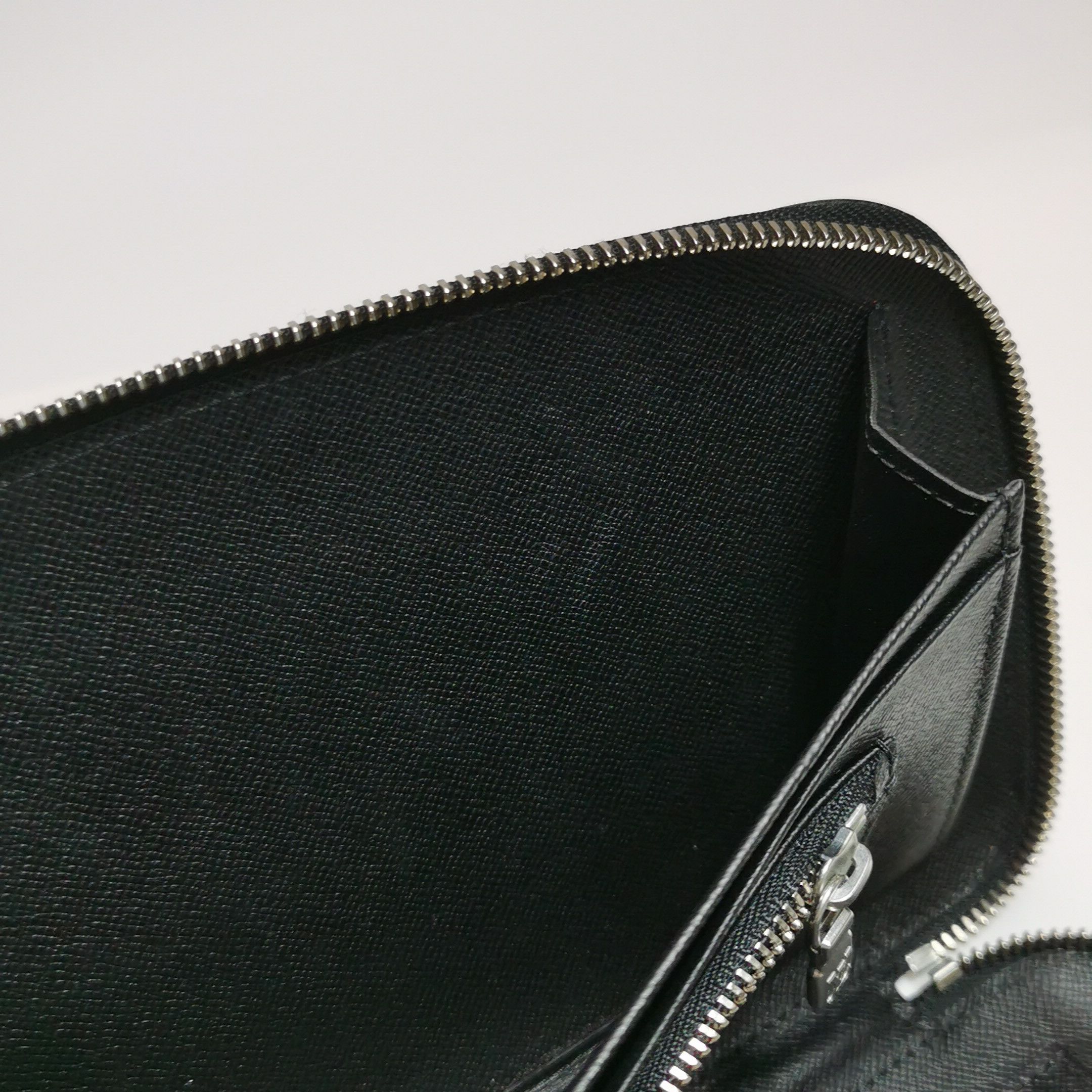 Louis Vuitton Louis Vuitton (LV) Taiga Atoll leather solid color zipper c Size ONE SIZE - 4 Thumbnail