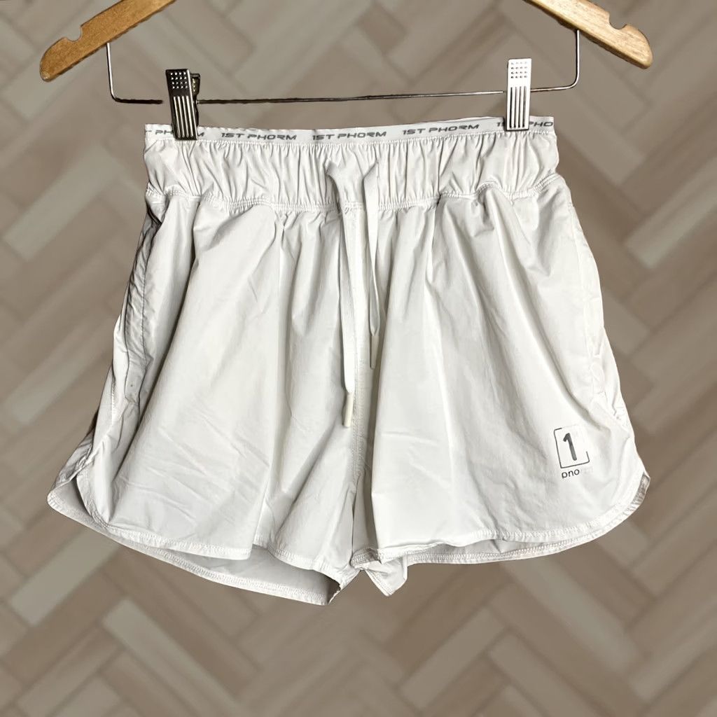 Vintage 1st Phorm Women’s High Rise Running Shorts White Small S Regular Athleti​c Breathable Elastic Waist Pockets Cross Training Gym Running Size 28" / US 6 / IT 42 - 1 Thumbnail