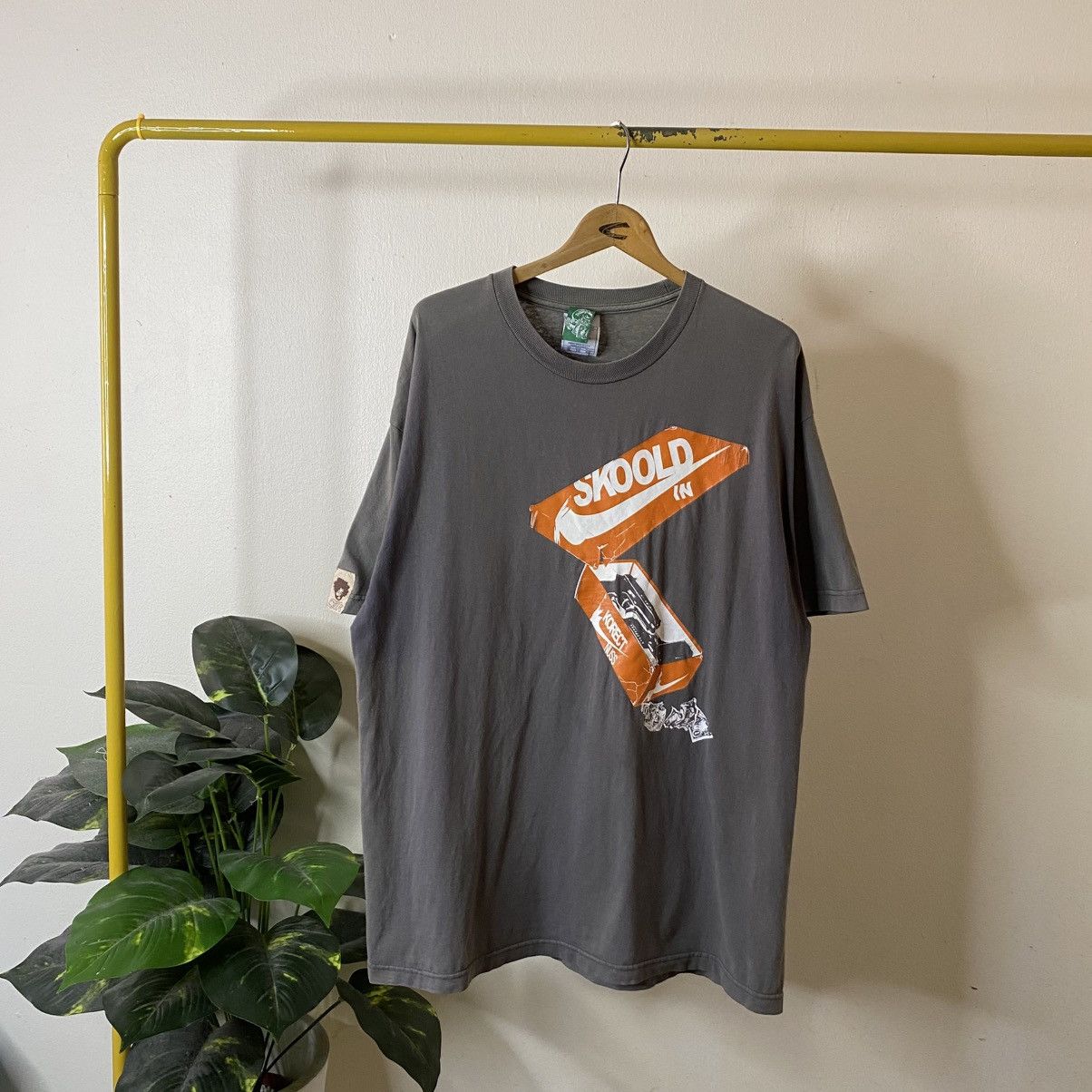 Vintage Vintage 2000s Skoold in Korectnuss Hypebeast Streetwear Tee Size US XL / EU 56 / 4 - 1 Thumbnail